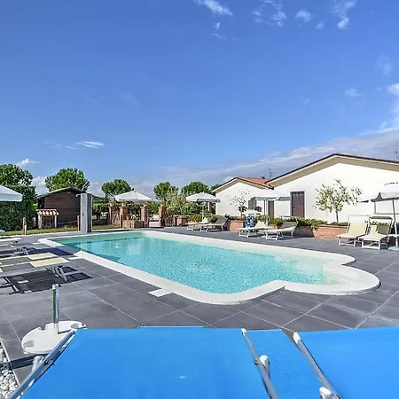 Sleeps 4 Pool Air Con Wifi Apartment